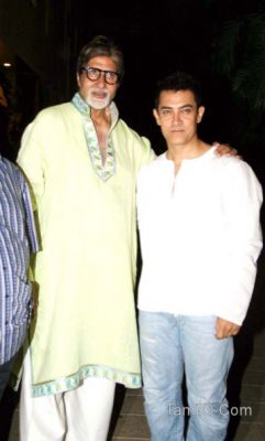 Amir_Khan_meets_Amitabh_Bachchan_on_His_BD01.jpg