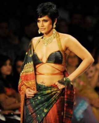 Mandira_Bedi_Hot_in_Kolkata_Fashion_Show_Pictures5.jpg