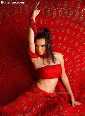 Bollywood-Hot-sexy-Actress-Urvasi-Sharma1.jpg